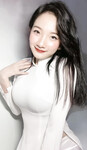 Em mẫu ruột nude cùng bộ trang phục áo dài