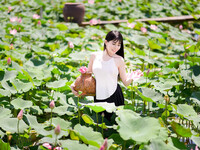 Em mẫu ruột nude cùng bộ trang phục áo dài