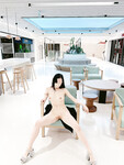 Thả rông khoe hàng giữa đường