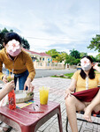 thả rong ngoài quán cafe vỉa hè