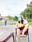 thả rong ngoài quán cafe vỉa hè