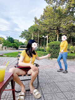 thả rong ngoài quán cafe vỉa hè