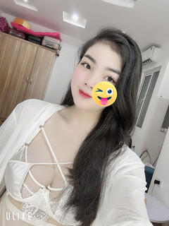 Em Quỳnh  dâm đãng show mu và quần lót dính đầy nước lồn